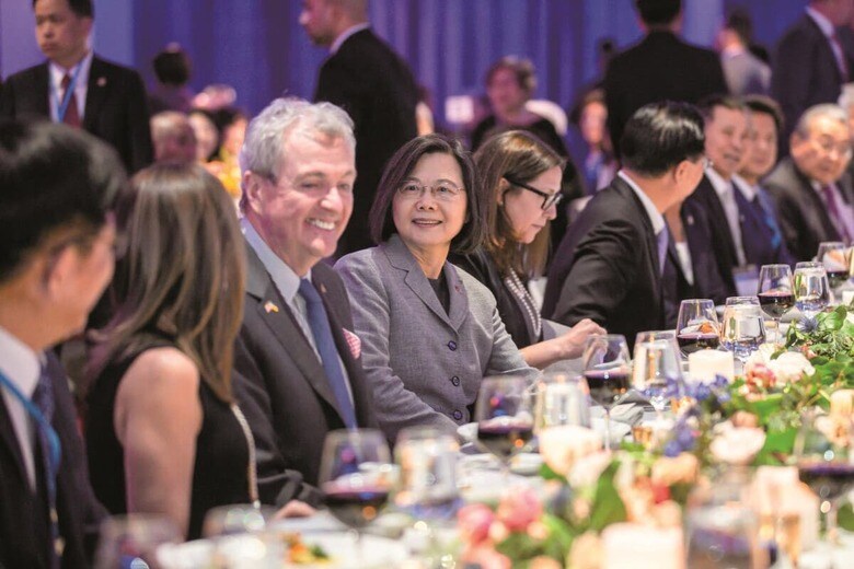 ニューヨークを訪れた蔡（3月30日）　TAIWAN PRESIDENTIAL OFFICEｰHANDOUTｰREUTERS