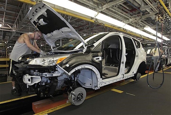 ４月２４日、トランプ米政権が検討している自動車の輸入関税引き上げを巡り、外国政府や海外自動車メーカーだけでなく米国内の業界団体および与党共和党の議員からも厳しい批判の声が上がった。写真はフォードの組み立て工場。ケンタッキー州で２０１２年６月撮影（２０１８年　ロイター／John Sommers II）