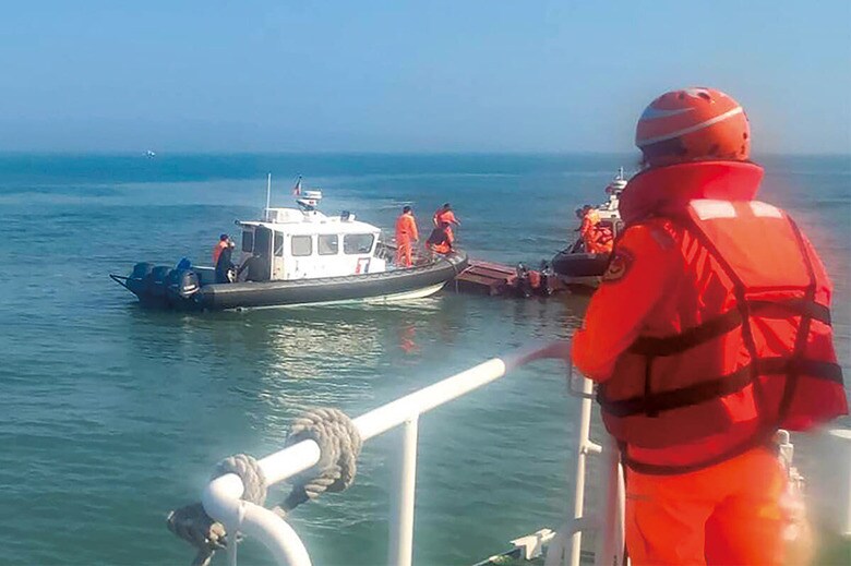 転覆した中国漁船から4人が海に転落、台湾側に救助されたが……　TAIWAN COAST GUARD ADMINISTRATIONｰAP/AFLO