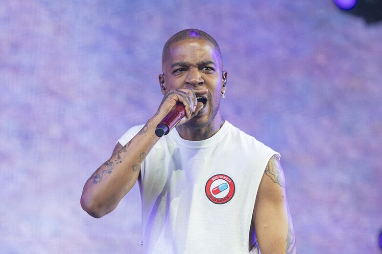 「コーチェラ」のステージで歌うキッド・カディ（4月21日、カリフォルニア州インディオ）　Daniel DeSlover/Sipa USA via Reuters Connect