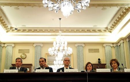 　１０月２６日、米消費者金融保護局（ＣＦＰＢ）のチョプラ局長（左から２人目）は２７日、下院金融サービス委員会の公聴会で証言し、家計が苦しい住宅所有者らへの担保権執行を最小限に抑え、消費者金融の競争力を高めたい意向を表明する。ワシントンで２０１８年撮影（２０２１年　ロイター／Leah Millis）