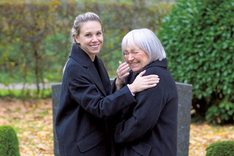 本来笑うべきではない場所で笑ってしまうのは「仲間」の存在が神経学的に大きな意味を持つという　MICHAELHEIM/SHUTTERSTOCK