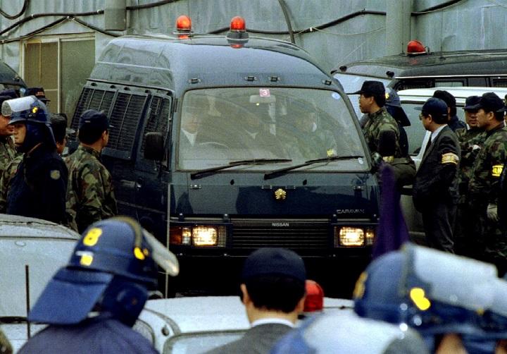 逮捕された松本智津夫を乗せた警察車両（1995年5月16日）　MASAHARU HATANO-REUTERS