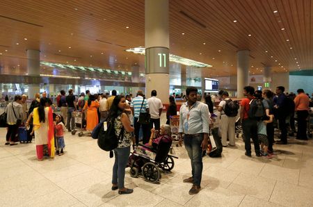 　８月７日、インドの新興格安航空アカサ・エアは、商業運航を開始した。マハラシュトラ州ムンバイから隣州グジャラート州アーメダバードへと西部の商業都市２か所を結ぶ路線で、これから毎週運航させる。写真はインドのムンバイの空港で２０１７年２月撮影（２０２２年　ロイター／Danish Siddiqui）
