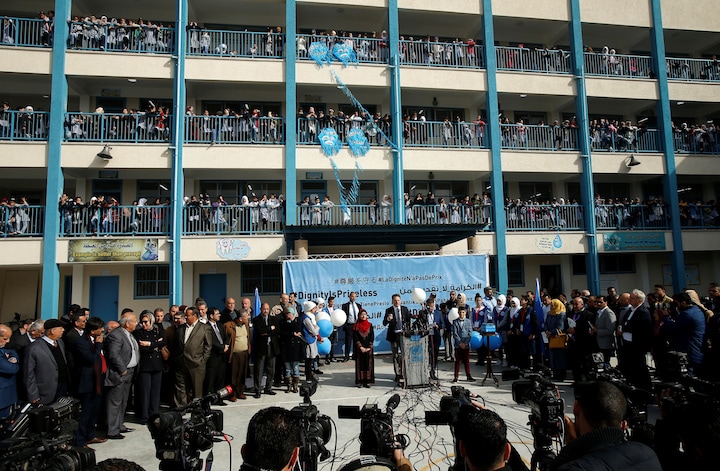 ガザ地区の学校で演説するUNRWAのピエール・クレヘンビュール事務局長　REUTERS/Suhaib Salem