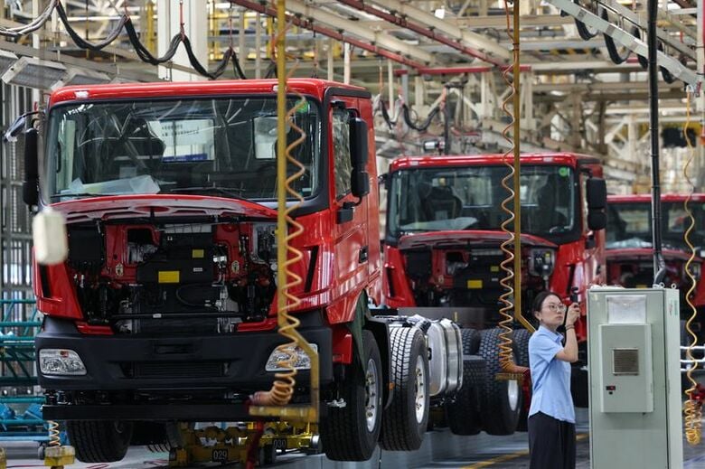 6月13日、中国内モンゴル自治区包頭市にある工場で組み立てられるトラック。REUTERS/Maxim Shemetov