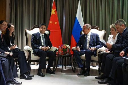 　中国の秦剛外相は４日、インドで開かれた上海協力機構（ＳＣＯ）外相会議に合わせてロシアとインドの外相と個別に会談し、協力関係の深化を約束した。写真は中ロ外相会談。ロシア外務省提供（２０２３年　ロイター）