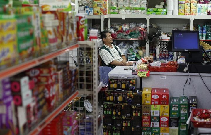 韓国ではこの男性のように、退職後、食べていくために小さな店を開く人が多い　Kim Hong-Ji-REUTERS