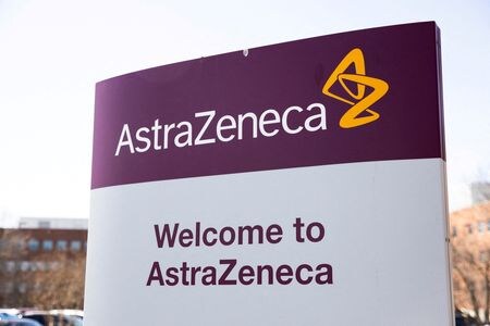 　１２月１４日、供給がひっ迫している小児用ＲＳウィルス（ＲＳＶ）ワクチンを共同開発する製薬大手仏サノフィと英アストラゼネカは来年１月半ばに２３万回分を米国に追加供給する。写真はアストラゼネカのロゴ。デラウェア州 ウィルミントンで２０２１年３月撮影（２０２３　ロイター／Rachel Wisniewski）