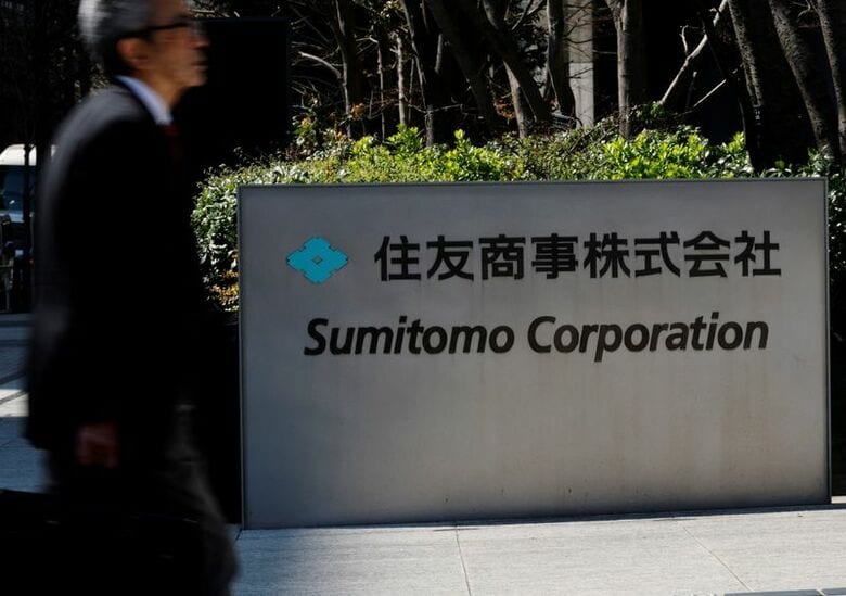 東京にある住友商事のオフィスに掲げられた看板。３月撮影。  REUTERS/Kim Kyung-Hoon