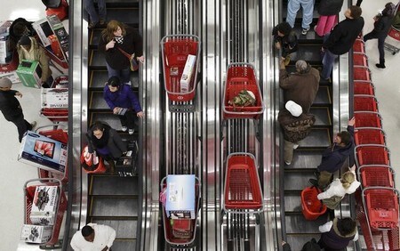 ５月１５日、４月の米小売売上高は前月比０．３％増と、前月の０．８％増から伸びが鈍化し、市場予想と一致した。写真は２０１１年１１月、シカゴのターゲット店舗で撮影（２０１８年　ロイター／John Gress）