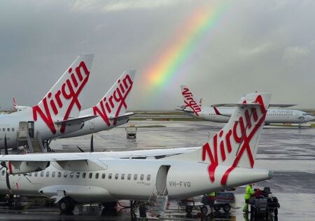 　経営破綻した豪航空会社ヴァージン・オーストラリア・ホールディングスを巡り、同社の社債権者が米投資ファンドの買収案に対抗する債務再編案を管財人に提示した。豪シドニー国際空港に駐機するヴァージン機。２０１６年８月撮影。（２０２０年　REUTERS/Jason Reed）