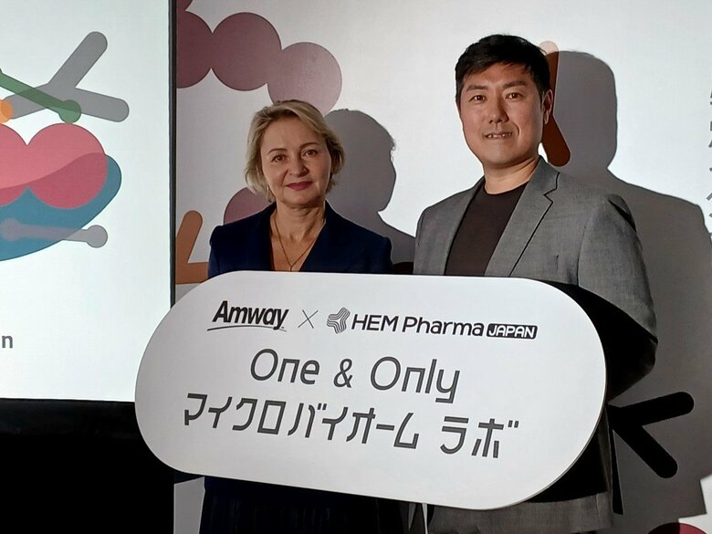 One & Only マイクロバイオーム ラボで講演を行った日本アムウェイのイリーナ・メンシコヴァ社長（左）と、HEM Pharma Japanのチ・ヨセフ代表取締役