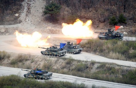２０１７年４月、南北軍事境界線の近くの演習場で実弾訓練を行う米韓の戦車（２０１８年　ロイター/Kim Hong-Ji）