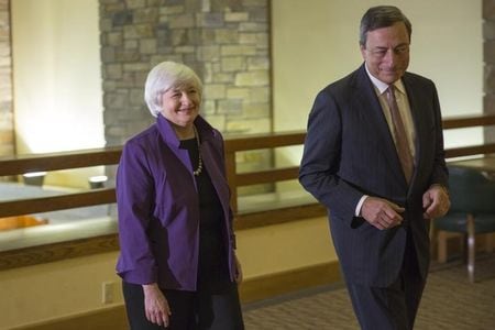　１１月１１日、米連邦準備理事会（ＦＲＢ）と欧州中央銀行（ＥＣＢ）は、逆方向の政策により金融市場に動揺が走るとしても、経済状態が異なるのだから仕方ないとして受容する姿勢だ。写真はイエレンＦＲＢ議長（左）とドラギＥＣＢ総裁、米ジャクソンホールで２０１４年８月撮影（２０１５年　ロイター/David Stubbs）