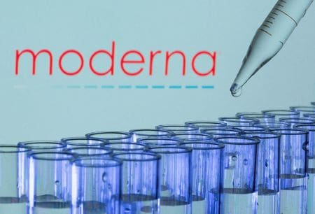 　６月１３日、米バイオ医薬品会社モデルナは、同社が開発する次世代の新型コロナウイルスワクチンについて、承認済みの現行ワクチンと比べて有効性が劣らないことが後期臨床試験で示されたと発表した。２０２１年５月撮影（２０２４年　ロイター/Dado Ruvic）