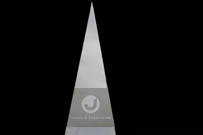 「世界中に幸せをお届けする」という信念を掲げるジャニーズ事務所のロゴ　KIM KYUNG-HOONｰREUTERS