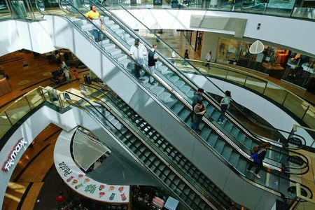 Ｓ＆Ｐグローバルがまとめた５月のドイツのＨＣＯＢサービス部門購買担当者景気指数（ＰＭＩ）改定値は５４．２と、１年ぶりの高水準となった。企業の楽観的な見方の高まりとインフレ率の低下が寄与した。写真はケルンの商業施設で２０２０年４月撮影（２０２４年　ロイター／Thilo Schmuelgen）