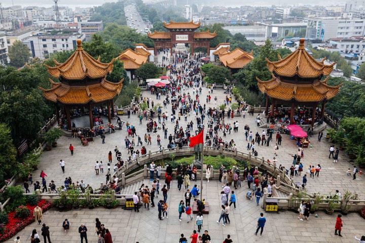 武漢の有名な楼閣、黄鶴楼の人混み（2017年10月）　iStock.