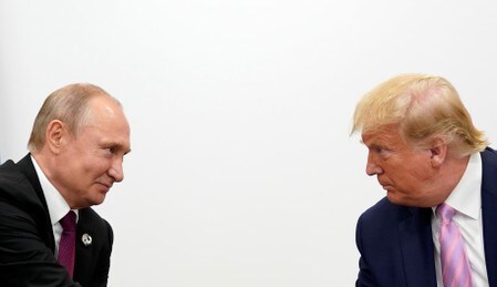 　８日、トランプ米大統領はロシアのプーチン大統領の招待を受け、来年５月９日にモスクワで実施される戦勝記念の軍事パレードに合わせロシア訪問を検討していることを明らかにした。写真はトランプ大統領とプーチン大統領。大阪で６月２８日撮影（２０１９年　ロイター/Kevin Lamarque）