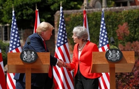 ７月１３日、トランプ米大統領はメイ首相と会談し、米英の「特別な関係」の重要性を強調した。写真は１３日、バッキンガムシャーで会談後記者会見するメイ首相（右）とトランプ大統領（２０１８年　ロイター/Kevin Lamarque）