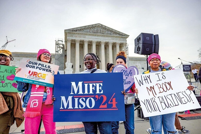 連邦最高裁前に集まり、経口中絶薬の規制強化に反対する人々（3月、ワシントン）　MICHAEL NIGROｰPACIFIC PRESSｰLIGHTROCKET/GETTY IMAGES