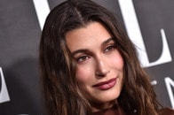 SNSにはトップレス姿も...ヘイリー・ビーバー、ノーパンツルックで美脚解放も「普段着」「手抜き」と酷評