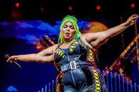 「これはない」セクハラ疑惑のプラスサイズ歌手、ビキニで過激な「尻振りダンス」披露...フォロー解除するファン続出