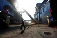 「鉄冷え」どこ吹く風、蘇る中国ゾンビ製鉄所