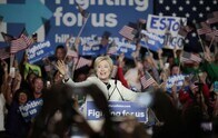 クリントン氏の視線は本選に、トランプ批判を本格化