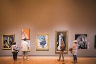 圧倒的に保守的な土地で、「多様性」を前面に掲げて大成功した美術館