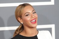 【動画】「赤ランジェリーで寝そべるビヨンセ」にファン大興奮...スーパーボウルCMでは「バービー」に