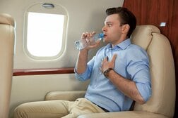 空の旅を快適に過ごすコツ…搭乗前から気を付けるべき「最大の失敗」は？ 現役パイロットが解説