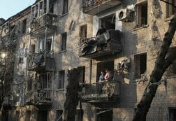 ロシアの夜間攻撃で2人死亡、ウクライナは無人機で工業地帯標的