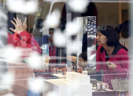 　３月２７日、総務省によると、３月の東京都区部消費者物価指数（生鮮食品を除く、コアＣＰＩ）は１０１．７となり、前年同月比０．４％上昇した。上昇は３３カ月連続。ロイターがまとめた民間予測は同０．４％上昇で、予測通りの結果だった。写真は都内銀座の化粧品店で２０１６年３月撮影(２０２０年　ロイター／Yuya Shino)