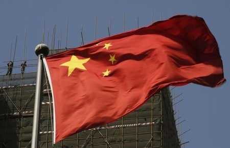 　４月１８日、中国経済に回復の兆しが表れている。指導者も景気底打ちに対する自信を強めているが、政策顧問からは金融緩和サイクルの終了を唱えるのは時期尚早との声が聞かれる。写真は中国の国旗。北京で２０１３年４月撮影（２０１６年　ロイター/Kim Kyung-Hoon）