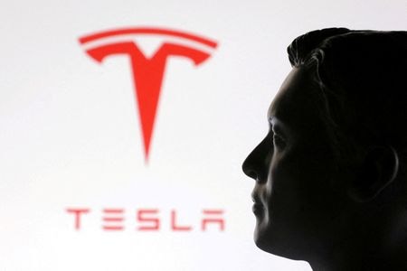 米実業家イーロン・マスク氏は２０日、政治献金を大幅に削減すると明らかにした。（２０２５年　ロイター/Dado Ruvic/Illustration）