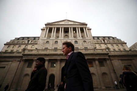 ２月１２日、英中銀金融政策委員会のガーティヤン・ブリハ委員は、英国のＥＵ離脱による向かい風が世界的な景気回復と賃金の継続的な伸びで相殺され続ければ、英中銀は一段の利上げを実施する必要があると述べた。写真は２０１７年１０月、ロンドンの英中銀前で撮影（２０１８年　ロイター／Hannah McKay）