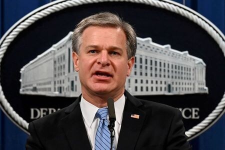 バイデン米大統領がレイ連邦捜査局（ＦＢＩ）長官に留任するよう要請し、レイ長官が受け入れたと、関係筋がロイターに明らかにした。昨年１０月代表撮影（２０２１年　ロイター）