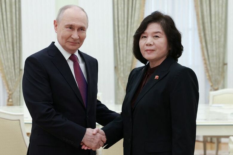 ロシア大統領府で握手を交わすプーチン大統領と北朝鮮の崔善姫外相。１９日代表撮影。提供写真。Sputnik/REUTERS