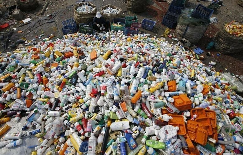 ９月１４日、中国国家発展改革委員会の当局者は、２０１６年の再生可能エネルギー事業者に交付する補助金が、６００億元（９０億ドル）不足する可能性があると明らかにした。写真のプラスチック製ボトルの山は、２０１３年４月北京郊外の再生ごみセンターで撮影（２０１６年　ロイター／Kim Kyung-Hoon）
