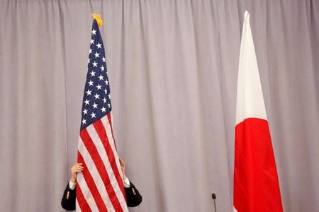　４月１６日に予定されている日米首脳会談の共同文書に、新疆ウイグル自治区や香港を念頭に中国の人権状況に関する懸念を明記する方向で調整が進んでいる。写真は日米の国旗。ニューヨークで２０１６年１１月撮影（２０２１年　ロイター/Andrew Kelly）