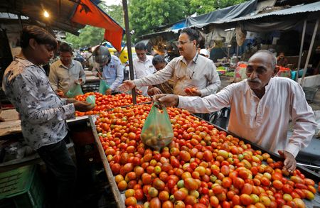 　インドの７─９月期国内総生産（ＧＤＰ）は前年比５．４％増で、４─６月期の６．７％増から減速し、市場予想を大幅に下回った。製造業と消費が減速し、７四半期ぶりの低成長となった。アーメダバードで２０２３年７月撮影（２０２４年　ロイター／Amit Dave）