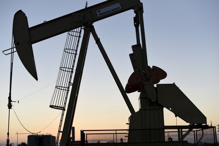国際エネルギー機関（ＩＥＡ）は１１日、サウジアラビアとアラブ首長国連邦（ＵＡＥ）が産油量を増やせば原油市場が落ち着くとの見解を示した。２０１５年９月撮影（２０２２年　ロイター/Nick Oxford）