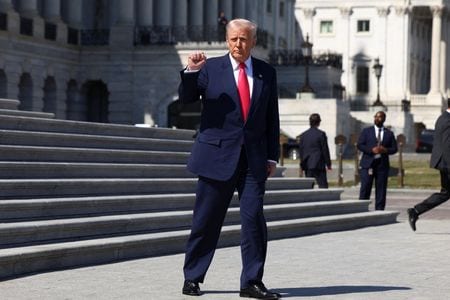 　３月１２日、ロイター／イプソスが発表した世論調査によると、主要貿易国に対する関税引き上げなど、トランプ米大統領の経済刷新に向けた行動について、米国民の約５７％があまりにも常軌を逸していると考えていることが分かった。米首都ワシントンで撮影（２０２５年　ロイター/Evelyn Hockstein）