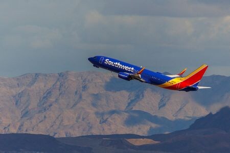 　２月１７日、米格安航空会社（ＬＬＣ）大手サウスウエスト航空は、従業員を全体の約１５％に相当する１７５０人程度削減すると発表した。写真は米ネバダ州 ラスベガスの空港から飛び立つ同社の飛行機。昨年２月撮影（２０２５　ロイター／Mike Blake）