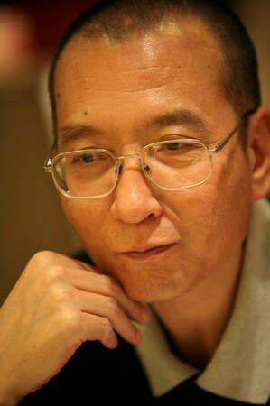 　６月２６日、ノーベル平和賞を受賞した中国の民主活動家、劉暁波氏（６１、写真）が服役中の刑務所から仮釈放され、末期がん治療のために入院していると、弁護士が明らかにした。提供写真（２０１７年　ロイター）