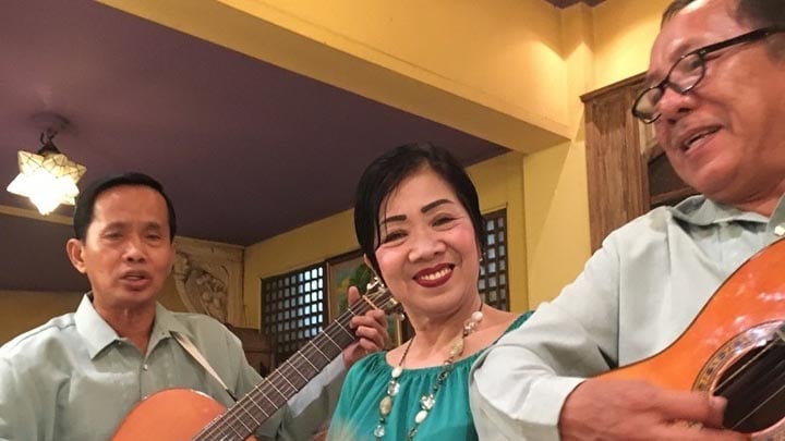 話を聞いたレストランで演奏する大阪人チックなフィリピン音楽家。