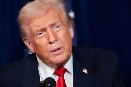 トランプ米大統領は３１日、自身の交流サイト（ＳＮＳ）「トゥルース・ソーシャル」への投稿で、「シカゴ、ロサンゼルス、ポートランドから州兵を撤退させる」と表明した。写真は１２月２９日撮影（２０２５年　ロイター／Jonathan Ernst）