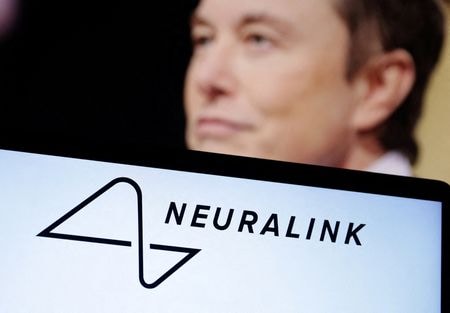 　米実業家イーロン・マスク氏の医療機器会社ニューラリンクは５月２５日、開発を進める脳インプラントについて、初のヒト臨床試験開始の承認を米食品医薬品局（ＦＤＡ）から取得したと発表した。２０２２年１２月撮影のイメージ写真（２０２３年　ロイター/Dado Ruvic/Illustration）